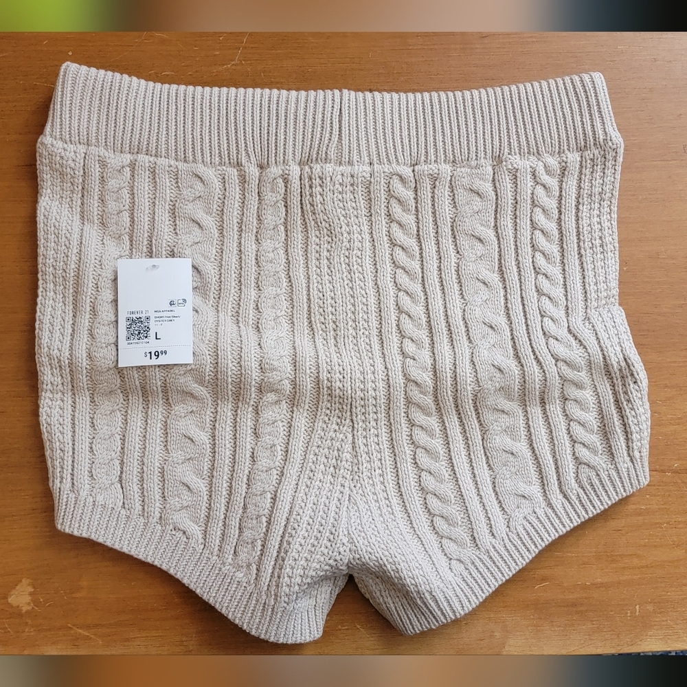 Forever 21 Women's Cable Knit Mid-rise Shorts - NWT Size Large
